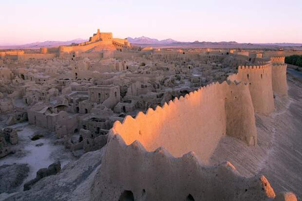 Эта древняя цитадель выглядит как гигантский замок из песка глиняный город, достопримечательность, древность, иран, ручной труд, туризм