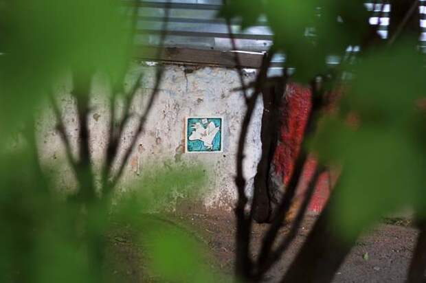 Обережник — это дух, который селится недалеко от входов в магазины и торговые центры. Его появление провоцирует стопка сканвордов. Иногда заводятся по несколько духов сразу, тогда они переговариваются между собой на большие расстояния особым способом. Есть поверье, что Обережник защищает от воров, но это не точно.