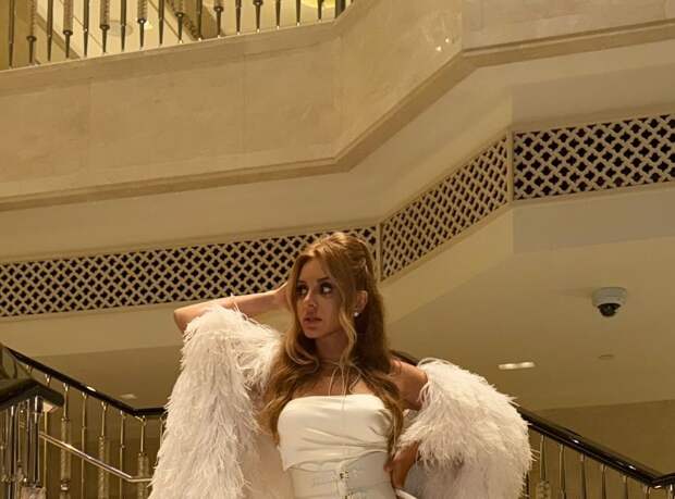 Жена шоумена Александра Реввы показала себя в мини-платье