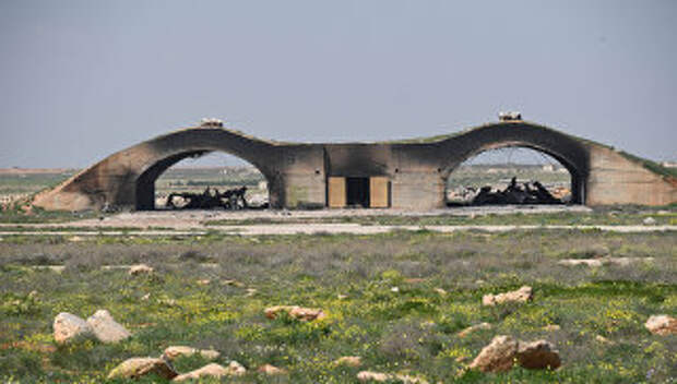 Остовы самолетов, сгоревших в результате ракетного удара США по авиабазе в Сирии. Архивное фото