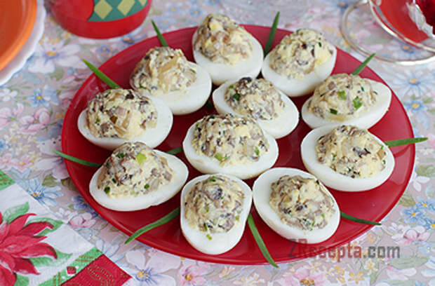Яйца фаршированные грибами и сыром