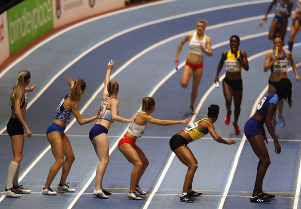 Спортсмены во время финала женской эстафеты 4x400 м на чемпионате мира по легкой атлетике в помещении на арене National Indoor Arena в Бирмингеме, Великобритания. 4 марта 2018 года