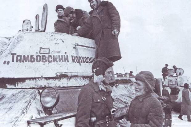 Колхозник беседует с механиком-водителем во время передачи колонны танков "Тамбовский колхозник" красноармейцам. 1942 год.