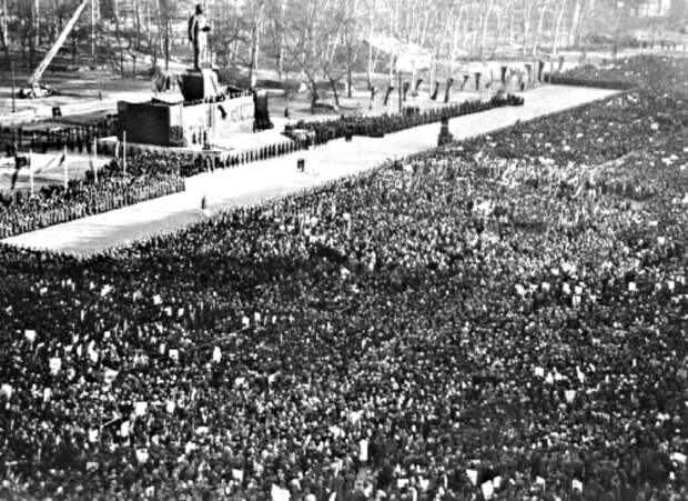 Na-traurnoj-tseremonii-v-Budapeshte-po-smerti-Stalina-9.03.1953-goda.-Na-tribune-zamestitel-gen.sekre.jpg