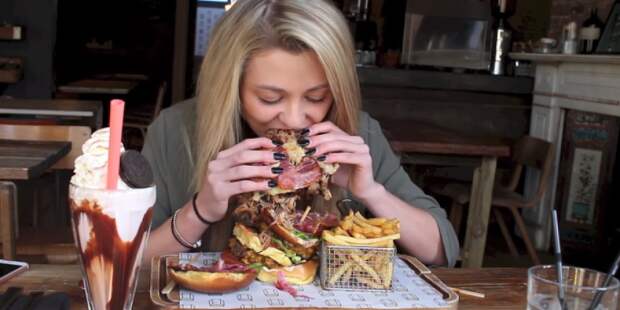 девушка ест гамбургер