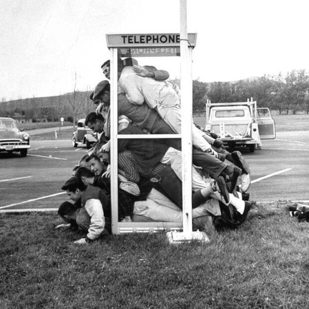 18 студентов из колледжа Св. Марии в Калифорнии, уложенных в телефонной будке. 1959 год. Весь Мир в объективе, ретро, фотографии
