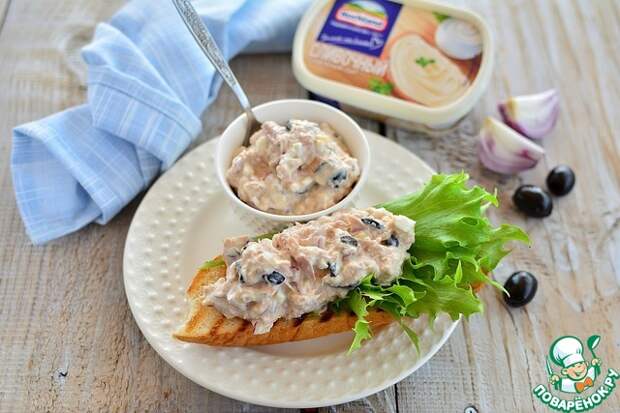 Салат с тунцом на гриль булке