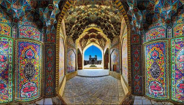 Вход в «радужную мечеть» Насир-аль-Мульк украшен мозаикой и стихами из Корана (Шираз, Иран). | Фото: arrow.holiday. 