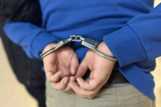 Суд в Петербурге арестовал жителя, выбросившего знакомого с 12 этажа