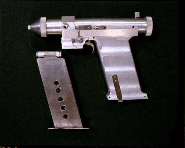 Лазерный пистолет, советская модель.