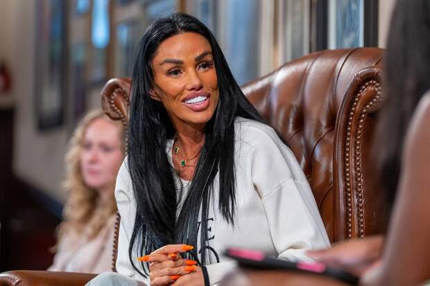 Одержимая пластикой телезвезда попала в объектив папарацци в полуобнаженном виде