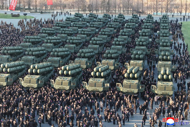 ЦТАК: gредприятия КНДР передали Ким Чен Ыну 50 новых РСЗО крупного калибра