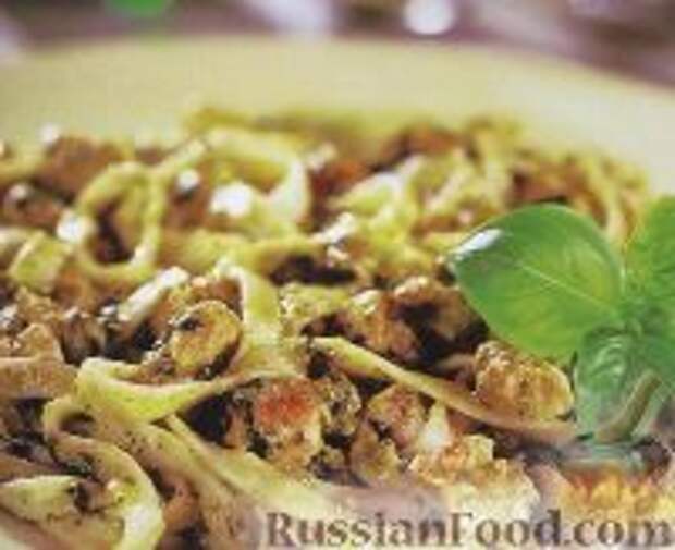 Фото к рецепту: Лапша с куриным филе и ореховым песто
