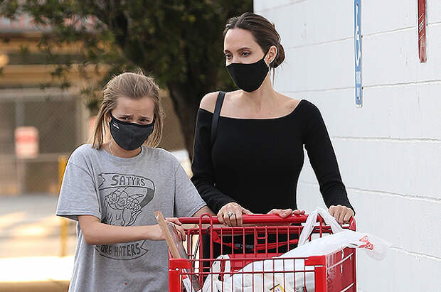 Анджелина Джоли сходила в магазин с дочерью Вивьен в Лос-Анджелесе