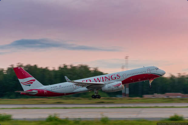 Рейс wz. Wz5085 Red Wings. Самолёт ред Вингс WZ 1140. WZ 7066 Red Wings. Ред Вингс, рейс WZ 5095.