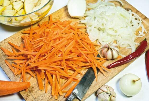 подготовка моркови, лука и чеснока для постного плова