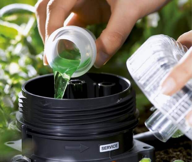 Система капельного полива позволяет подавать удобрения точно к корням растений, но нужно выбирать качественные жидкие или водорастворимые подкормки