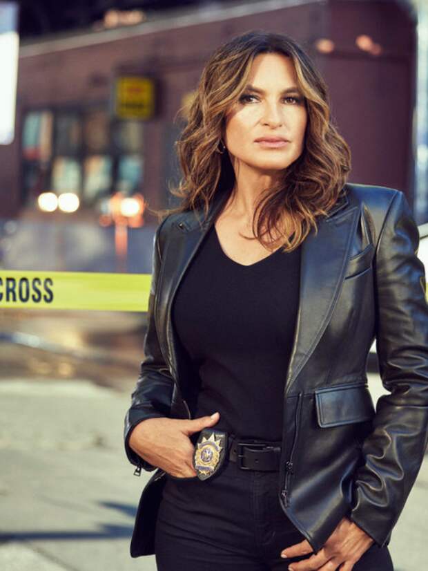 Benson standing by a crime scene with her hand on her badge on Law & Order: SVU Season 26 Episode 1