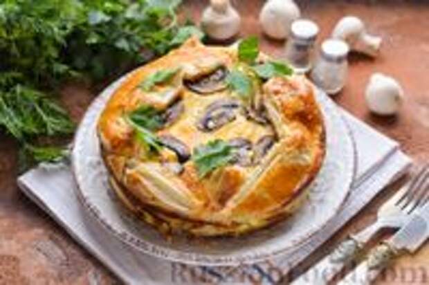 Фото к рецепту: Слоёный киш с курицей, грибами и сыром