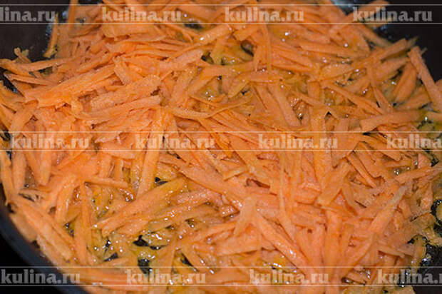 В сковороде разогреть сливочное и оливковое масло. Морковь натереть и выложить в сковороду.