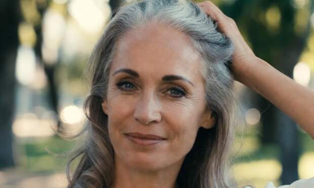 Ученые поняли, как предотвратить раннее поседение волос