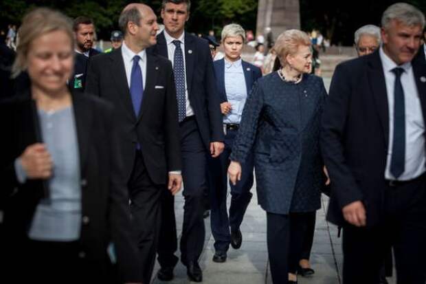На страже жизни и безопасности президента Литвы стоит крутая блондинка с татухами 