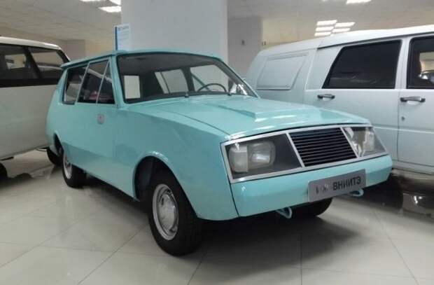 Сегодня завод в Ижевске принадлежит АвтоВАЗу и выпускает модели Lada и Renault. Но на заре своего существования, в 1960-е годы, компания была более тесно связана с московским АЗЛК и выпускала версии его моделей под брендом IZ. Он также был предпочтительным полигоном для научно-исследовательских институтов советской автомобильной промышленности - технологического НАМИ и конструкторского ВНИИТЭ.