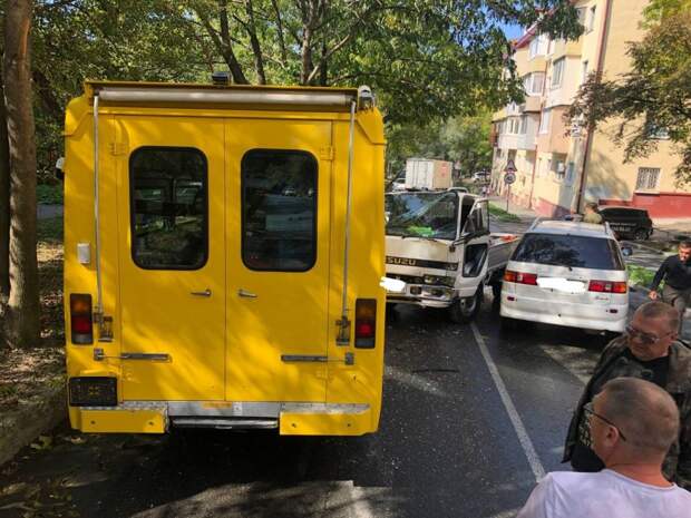 «Тройная авария» на улице Вострецова: во Владивостоке автобус спровоцировал массовое ДТП