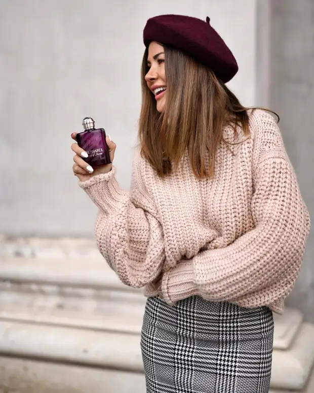 15 изящных примеров с чем носить розовый свитер и джемпер