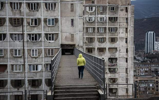 Уникальные советские панельные дома в Грузии. Зачем между ними построили мосты?