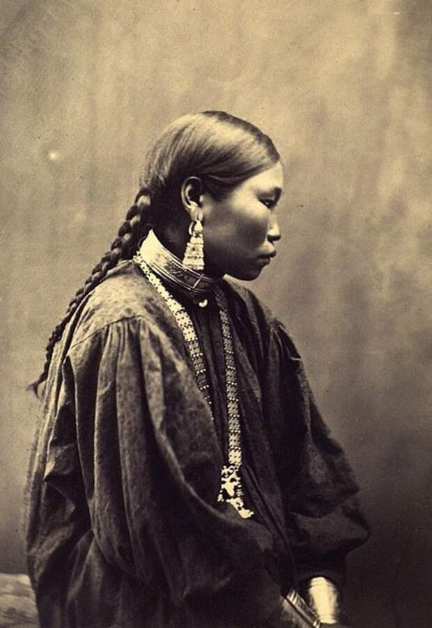 Портрет женщины. Неизвестный автор, 1882 - 1884 год, Якутская обл., из архива Кунсткамеры.