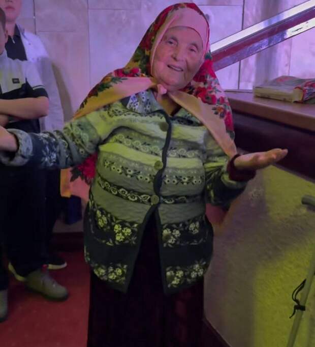 «Әби в тренде»: Фирдүс Тямаев концертына көч-дәрте ташып торган әби килгән