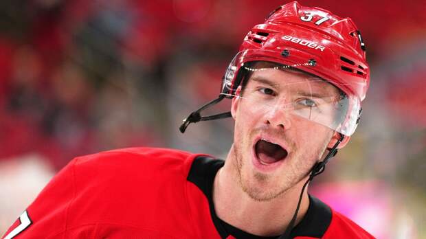 Гол и 2 ассиста Свечникова помогли «Каролине» победить «Детройт»