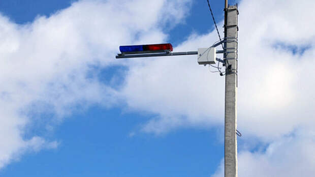 Всё чаще на загородных дорогах страны можно увидеть необычные конструкции в виде красно-синих ламп, установленных на столбах.