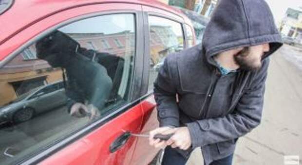 Угонщик отчитал хозяйку автомобиля за оставленного в салоне ребенка и уехал