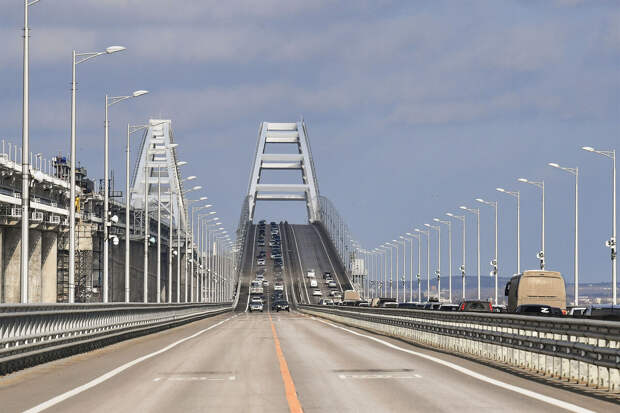 Движение транспорта по Крымскому мосту было временно приостановлено