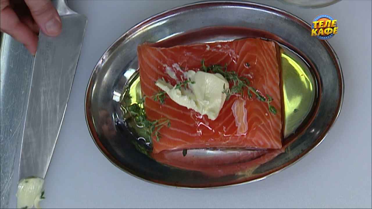 Тёплый салат с лососем, овощами и каперсами