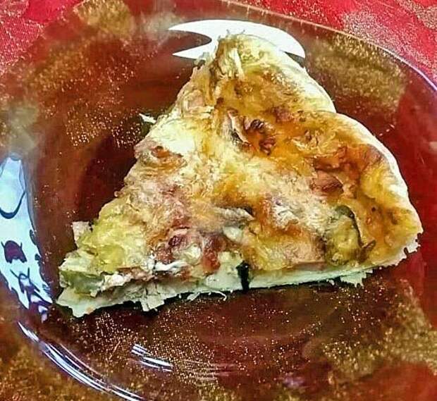 Мой сегодняшний обед на работе - домашняя "пицца" с курицей, помидорами, соленым огурцом и перцем халапеньо.