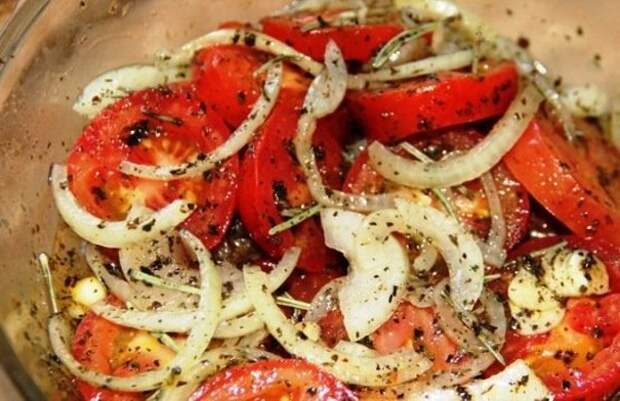 Приготовьте к мясу прекрасную закуску из помидоров и лука Приготовьте к мясу прекрасную закуску из помидоров и лука Закуски, еда, рецепт