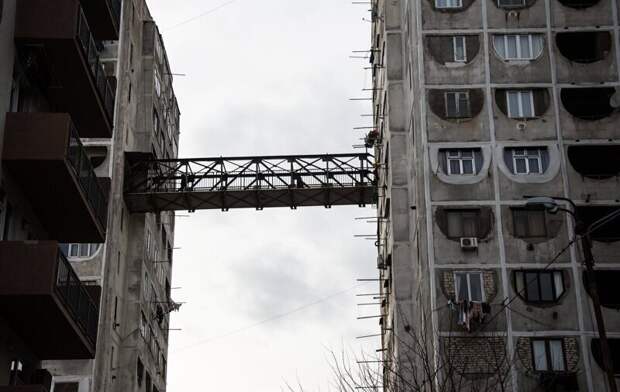 Уникальные советские панельные дома в Грузии. Зачем между ними построили мосты?