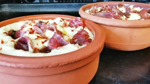 Хумус с бастурмой, запеченный в духовке