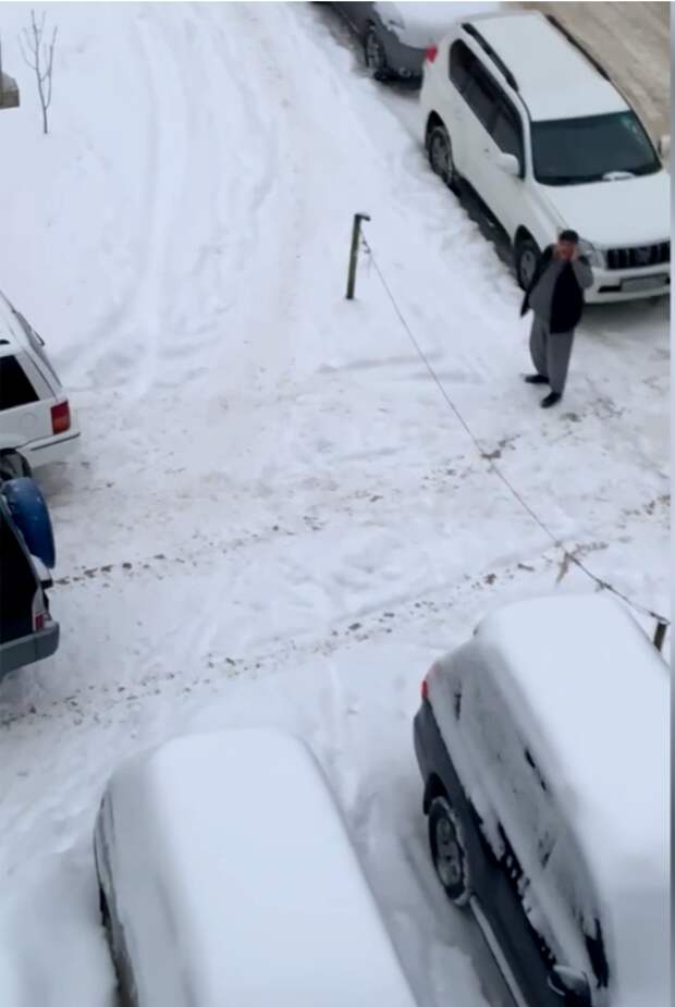 Автохам из Новосибирска отбуксировал чужое авто, чтобы припарковаться на под окнами дома