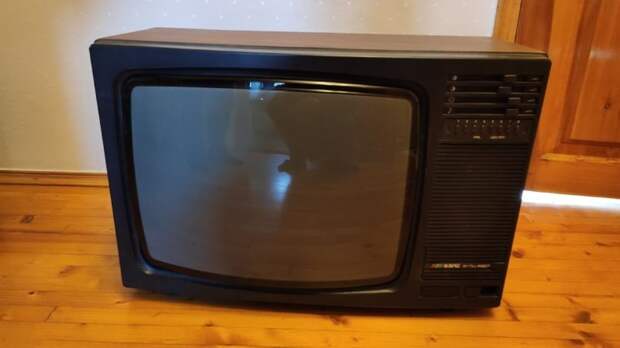 Мужчине достался в наследство старый телевизор. Он удивил всех, преобразив его