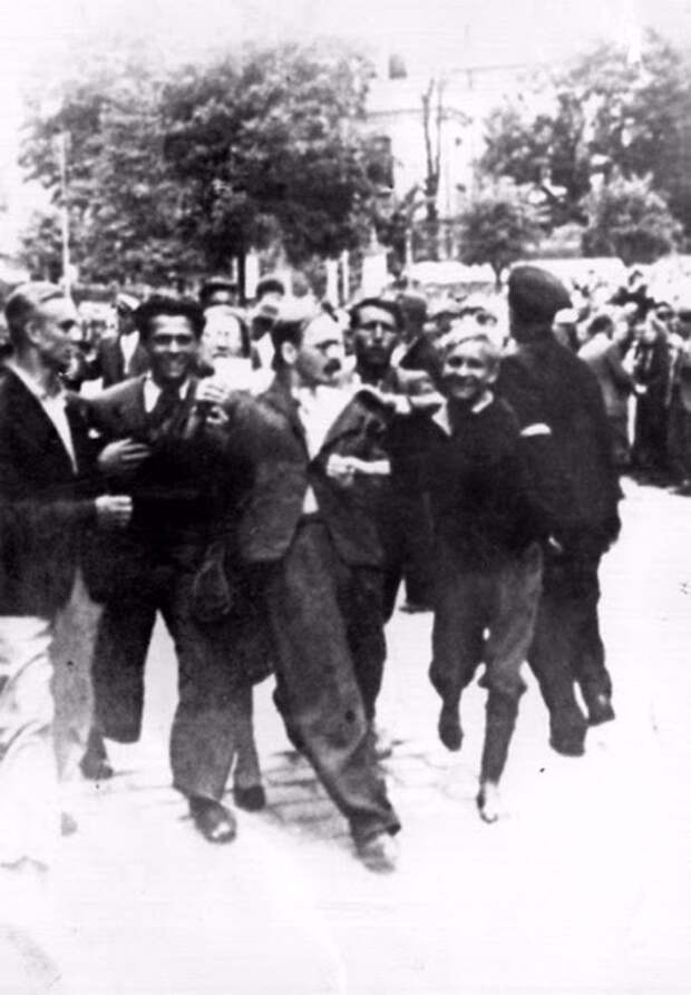 30 шокирующих фотографий львовских погромов 1941 года