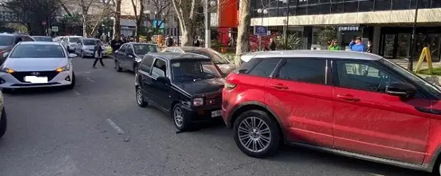 В Сочи потерявший сознание водитель "Оки" протаранил три машины