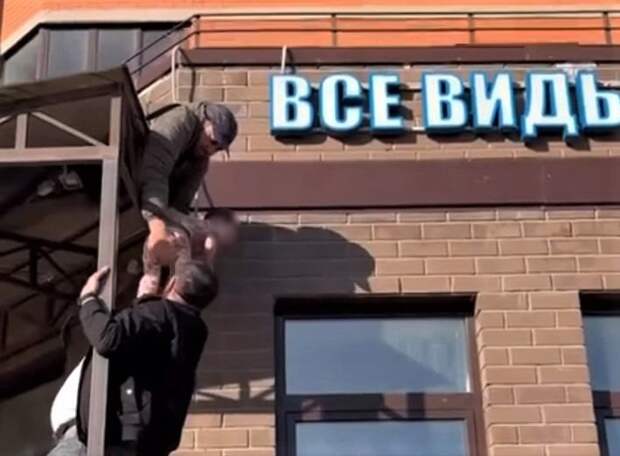Ребенок выпал из окна на козырек дома в Подмосковье, его госпитализировали