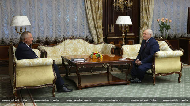 Бывший глава «Роскосмоса» Дмитрий Рогозин прибыл сегодня в Минск и встретился с президентом Белоруссии Александром Лукашенко.