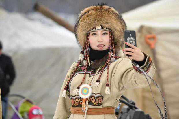 Эвенкийка в народном костюме. Источник фото ampravda.ru