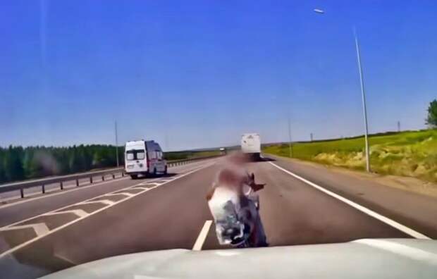 В Иркутской области автомобилист устроил ДТП с электровелосипедистом