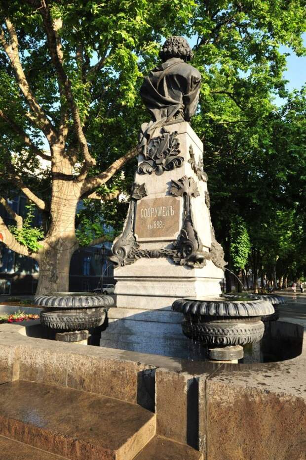 Памятник Пушкину и Пушкинский платан на Приморском бульваре